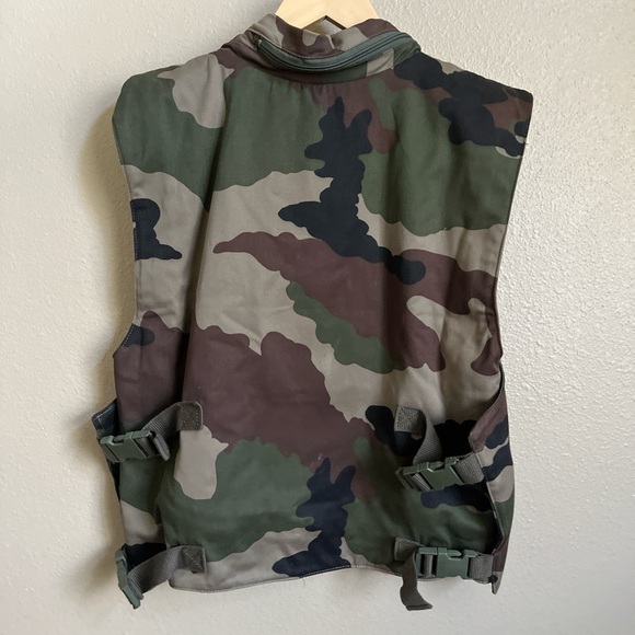 The French Military Flak Vest is an authentic surplus flak vest carrier. - Picture 12 of 12